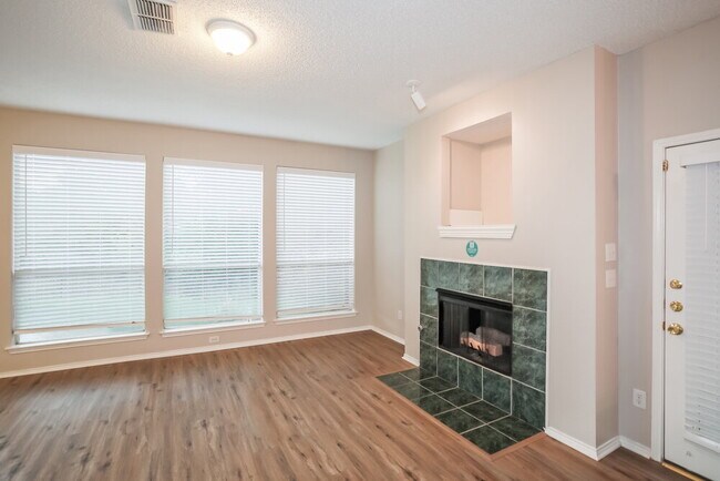 Foto del edificio - 5025 Glenscape Trail