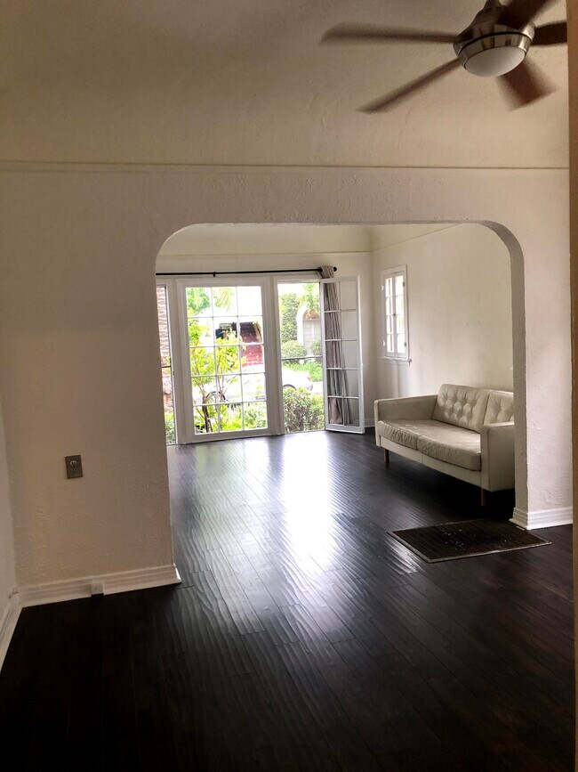 Building Photo - 412 N Orange Grove Ave
