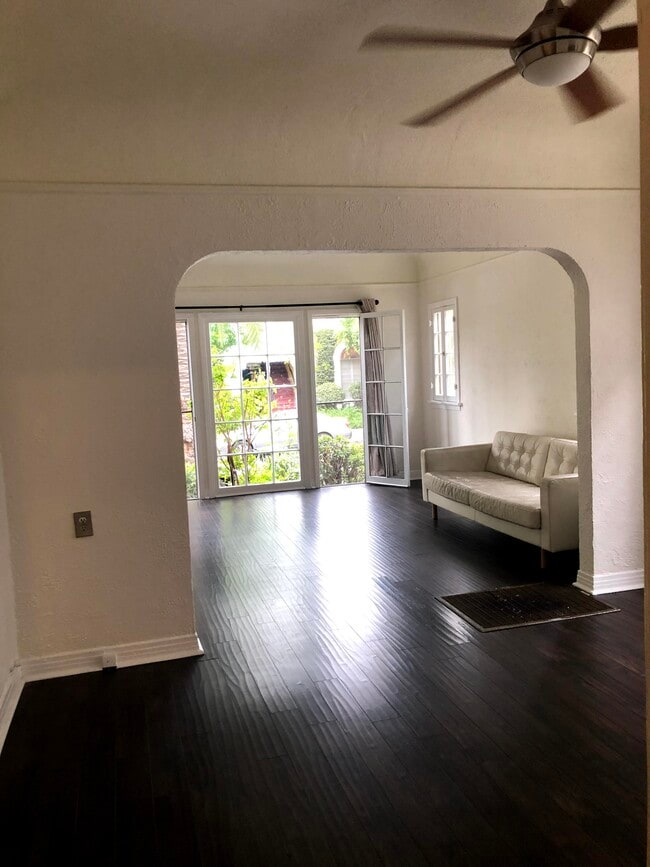 Photo - 412 N Orange Grove Ave (Los Angeles, CA) Apartments