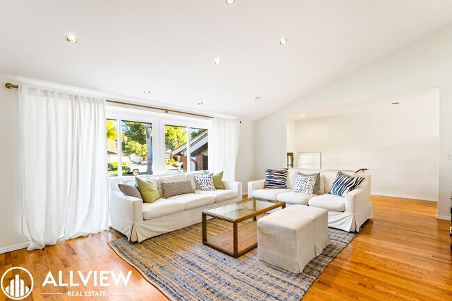 Foto del edificio - Stunning 5 Bed/3 Bath Home Located in the ...