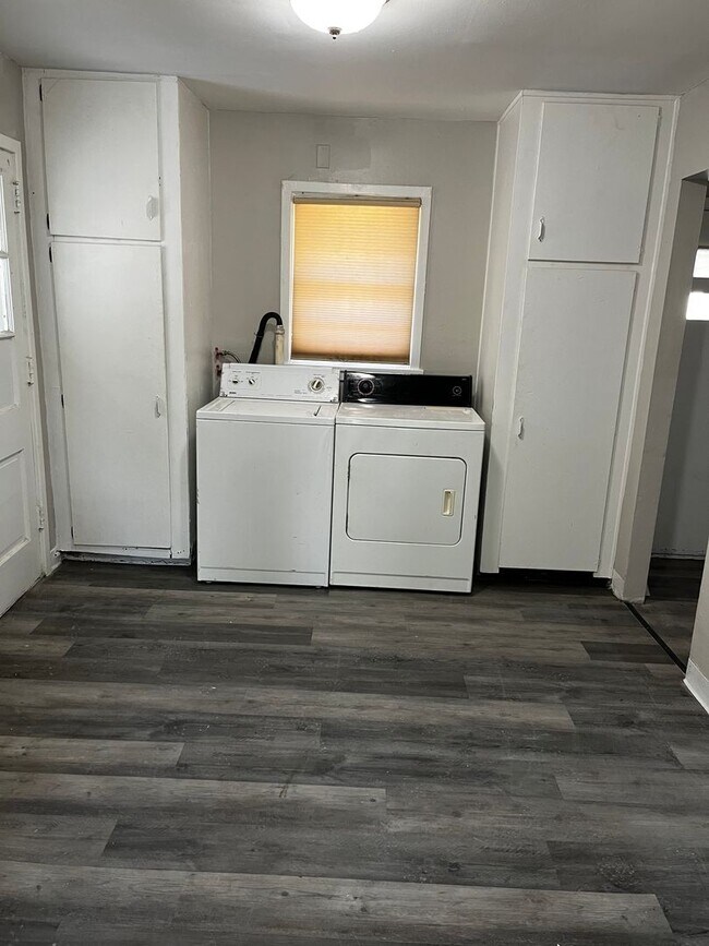 Building Photo - 3 Bed 1 bath Airpark Area