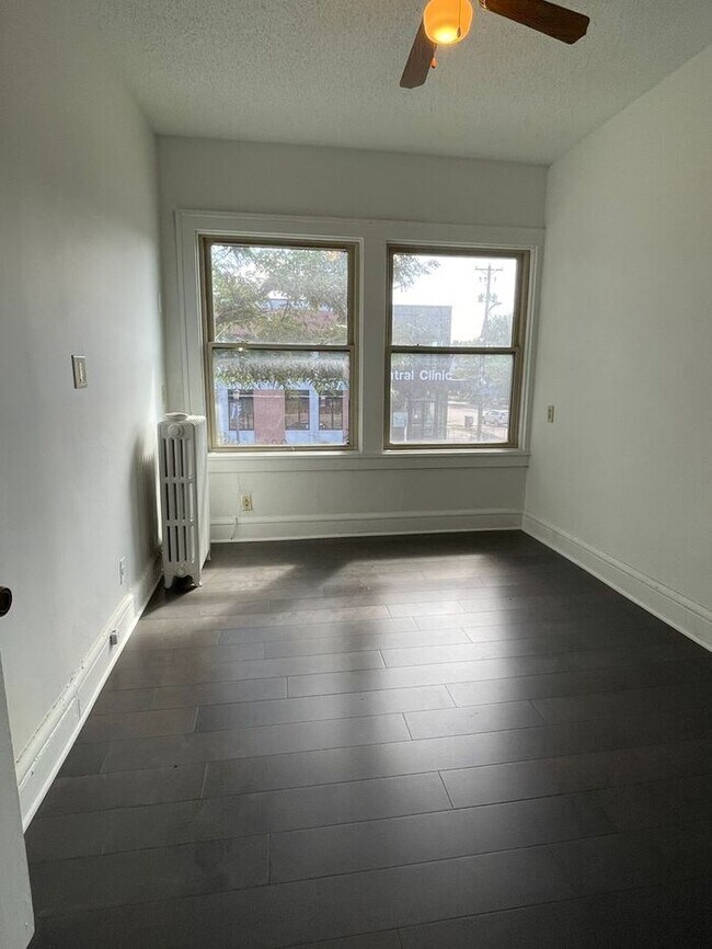 Foto del edificio - Spacious Central Ave Ne Apartment, Hardwoo...