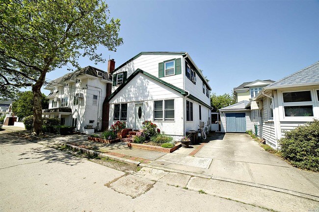 Foto del edificio - 105 Hewlett Ave