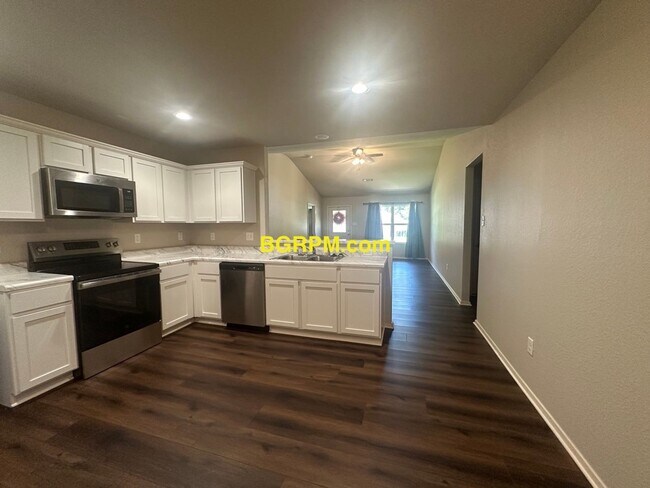 Foto del edificio - Great 4 Bedroom for rent!
