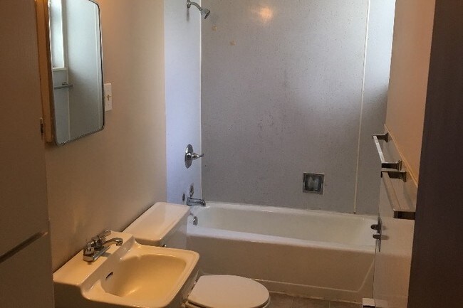 Baño - 1213 N Church St