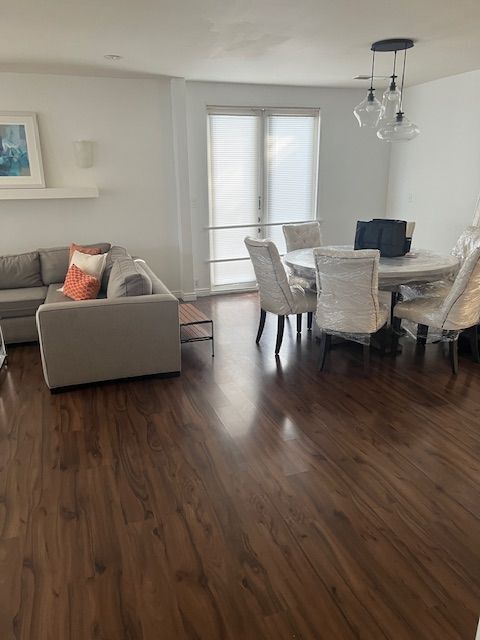 Building Photo - 1625 Wellesley Ave