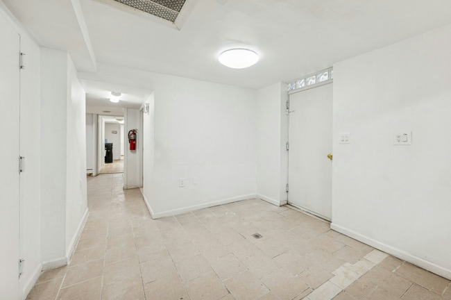 Building Photo - 1549 Selwyn Ave