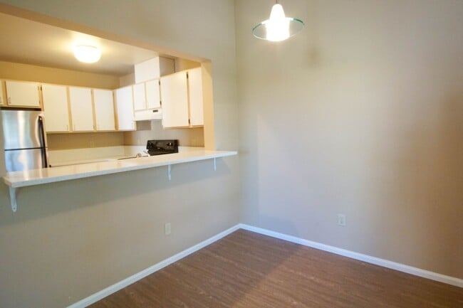 Building Photo - Totally Updated 2-Bed with Vaulted Ceiling...