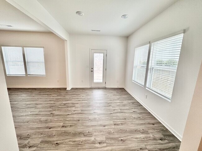 Foto del edificio - 3 br paired home with 2nd floor loft 2 car garage near I-40 and I-77