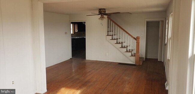 Foto del edificio - 19 Laverne Dr