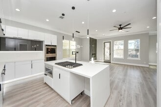 Building Photo - 604 W 28th St