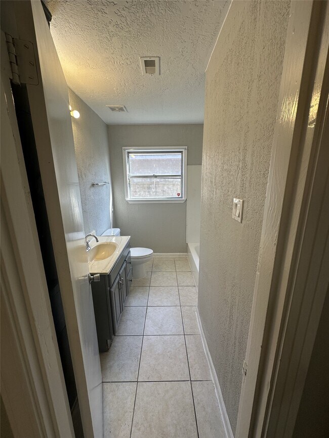 Building Photo - 5847 Belcrest St