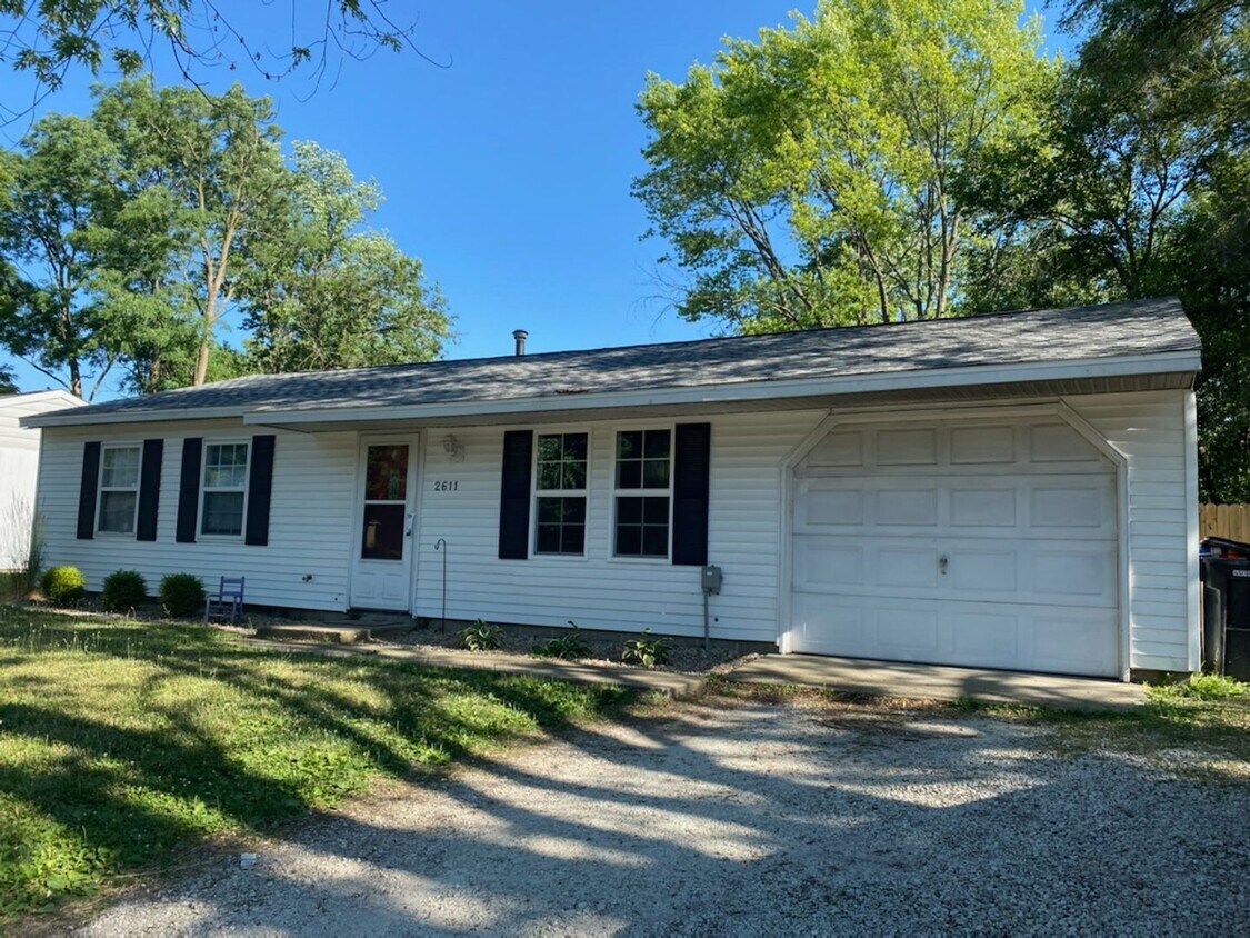 Foto principal - Updated 3 Bedroom House With Large Fenced-...