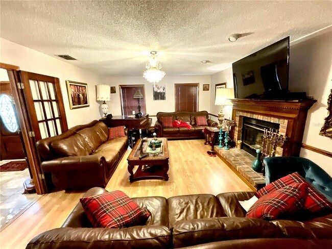 Foto del edificio - 8834 Whispering Oaks Trail