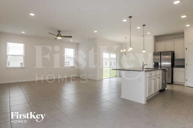 Foto del edificio - 523 Crown Rose Dr