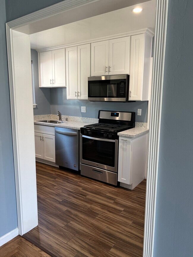 KITCHEN - 692 N Daniel Way