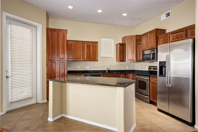 Building Photo - 3 bed 2 bath Condo