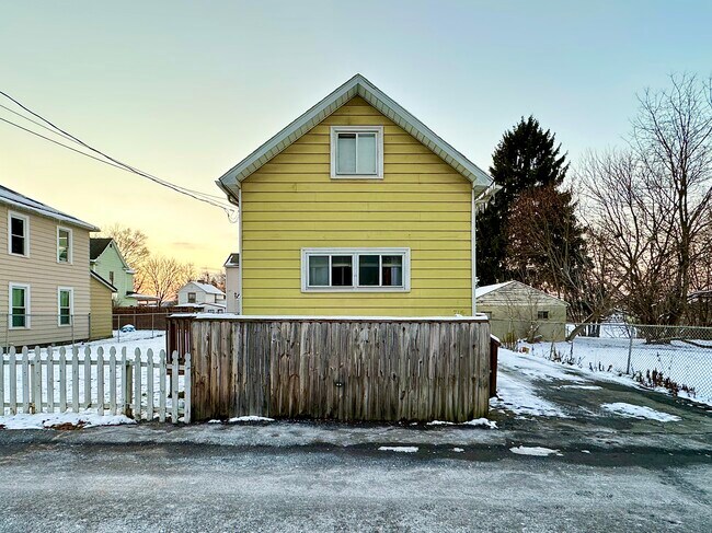 Building Photo - 715 Rear Mabel St