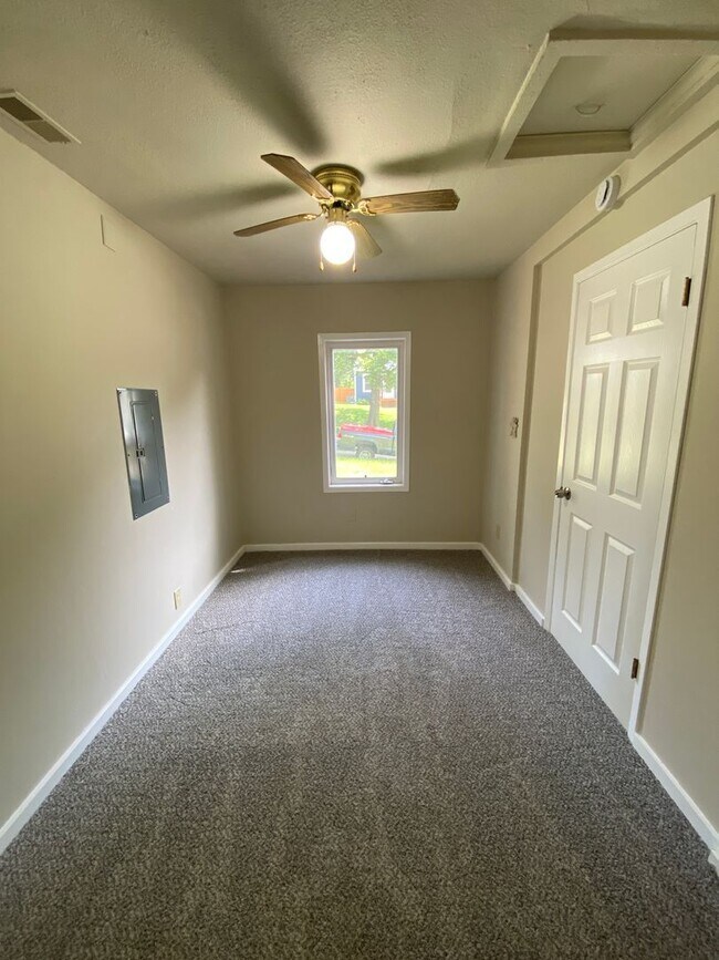 Foto del edificio - 2 Bedroom on the East Side - Fenced In Bac...