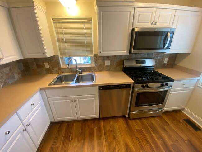 Kitchen - 1106 Acorn Dr