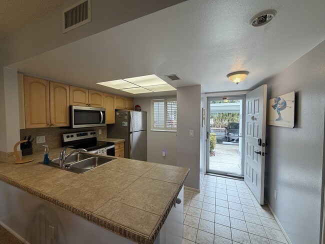 Building Photo - 8200 Summerlin Village Cir