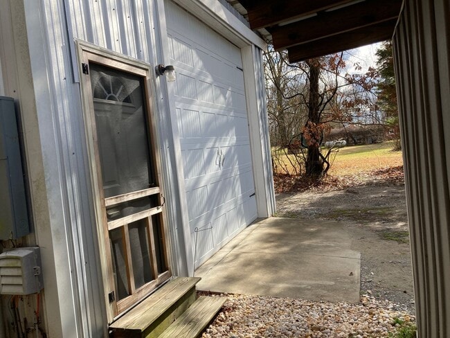 Building Photo - Charming Country Studio