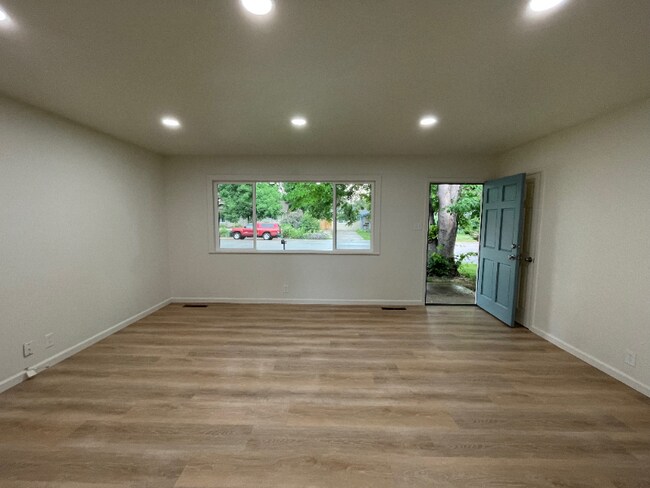 Building Photo - 2405 Tamarac Dr