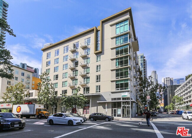 Building Photo - 645 W 9th St