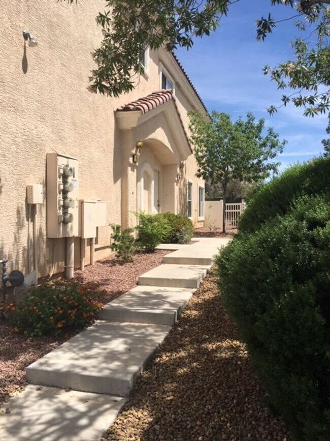 Building Photo - HENDERSON TOWN HOUSE W/ CITY VIEWS!!