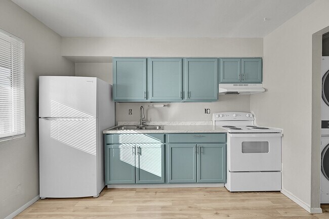 Foto del edificio - UPDATED 2bed 1bath duplex with fenced yard, WASHER + DRYER