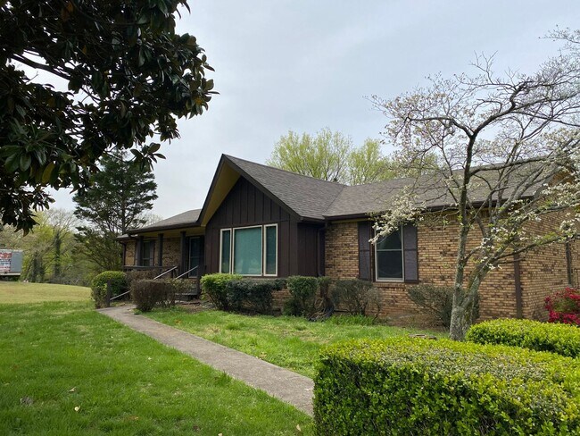 Building Photo - Great location! Country feel 4 bedroom 3 b...