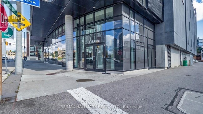 Photo du bâtiment - 1 Victoria St S