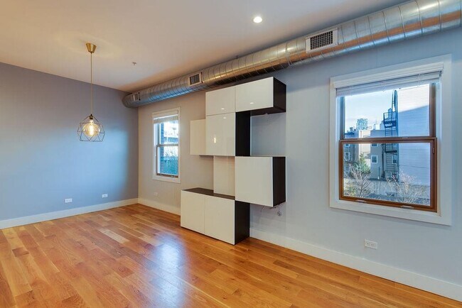 Building Photo - 390 1st St