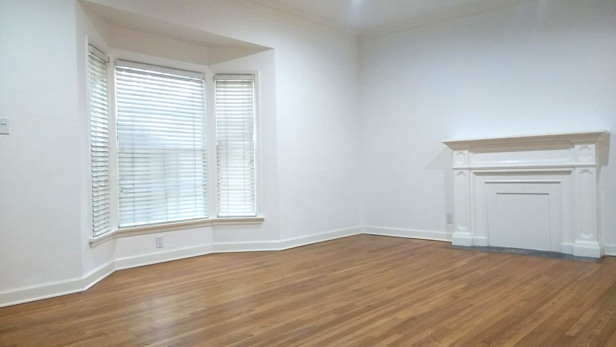 Living Area - 424 N Maple Dr