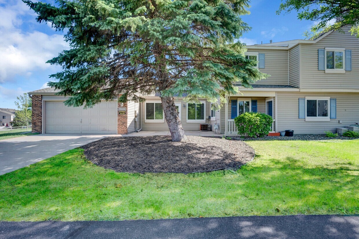 Primary Photo - 15886 Griffon Ct