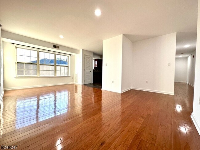 Foto del edificio - 594 Jefferson Ave