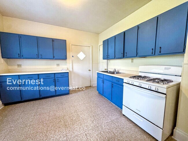 Building Photo - Lovely 4-Bedroom Home with Modern Comforts...