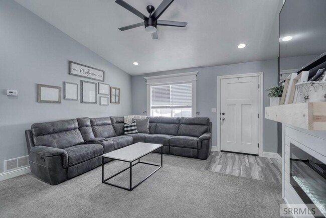 Building Photo - Beautiful 5 Bedroom, 3 Bath Home