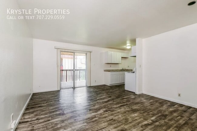 Building Photo - Nicely done upper level apartment in Senio...