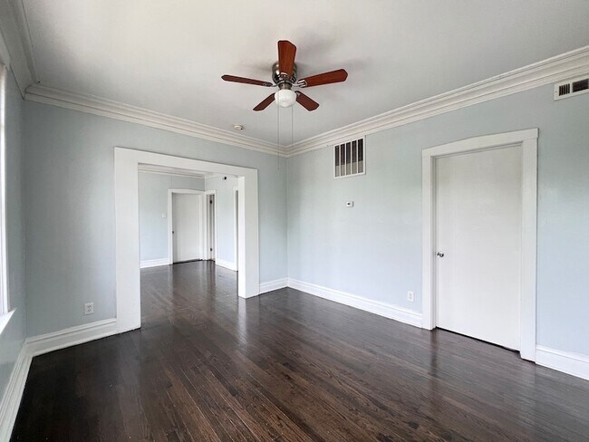 Foto del edificio - 8856 S Lowe Ave