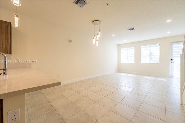 Foto del edificio - 6425 NW 103rd Place Unit 107