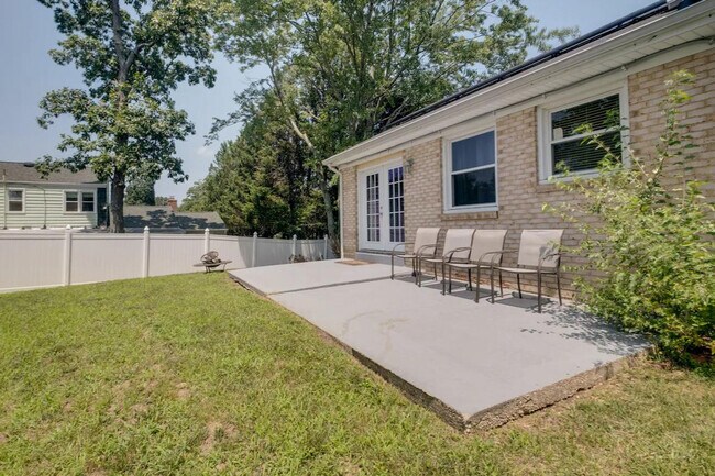 Foto del edificio - 9305 Pine View Ln