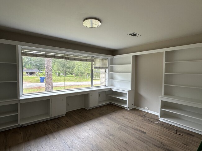 Foto del edificio - 301 Pinewood Dr