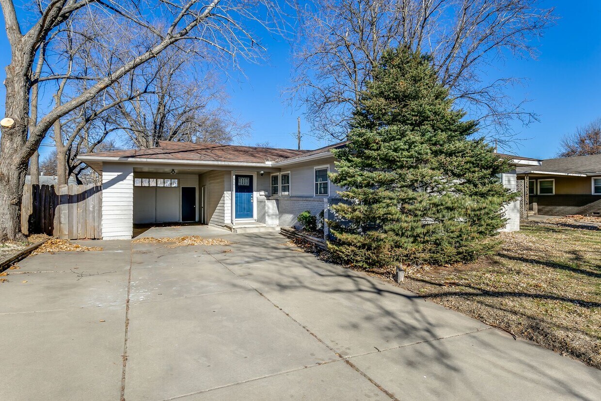 Primary Photo - Very Large 3 Bedroom Home, All One Level!