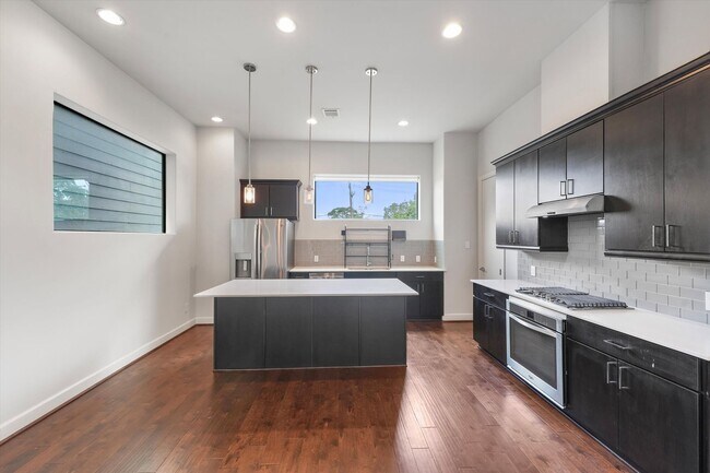 Building Photo - Stunning Freestanding Home with Soaring Ce...