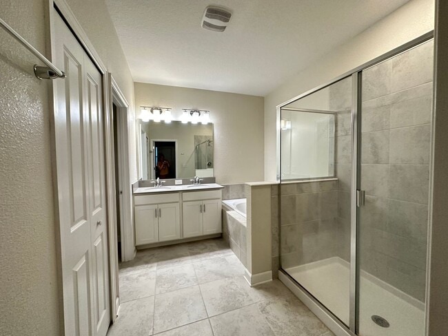 Building Photo - 4 Bed 3.5 Bath Townhouse for rent in Storey Lake