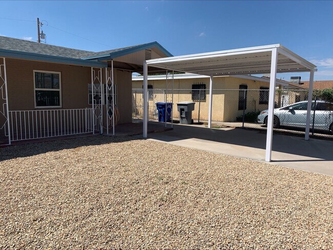 Building Photo - Charming 2 Bed/1 Bath Cottage