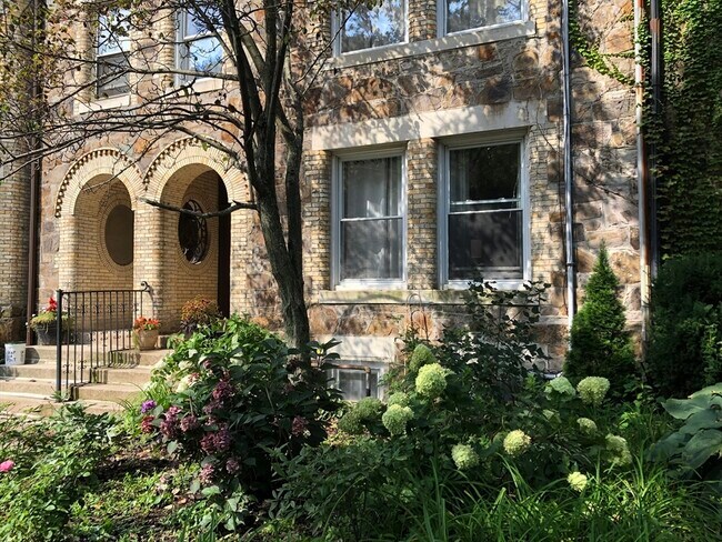 Building Photo - 318 Tappan St