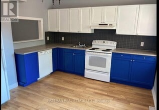 Building Photo - 985 Dupont St