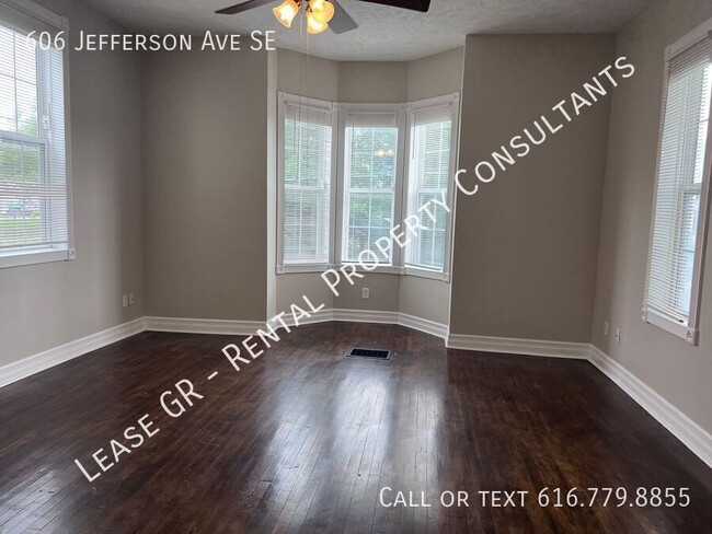 Foto del edificio - Recently Remodeled Spacious Four Bedroom!